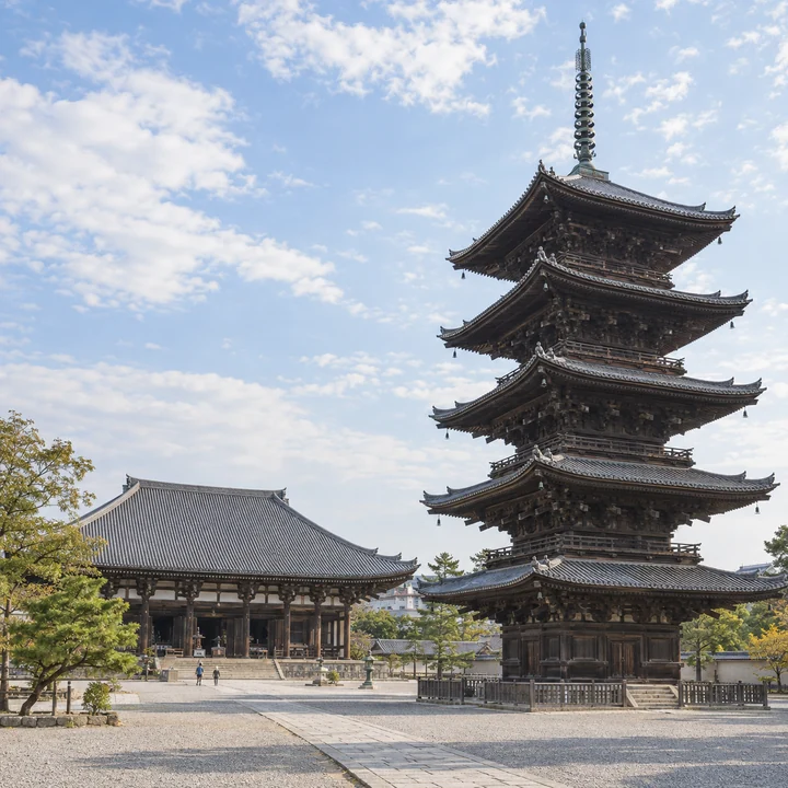 広い境内にそびえる木造の五重塔と、堂々とした瓦屋根の本堂