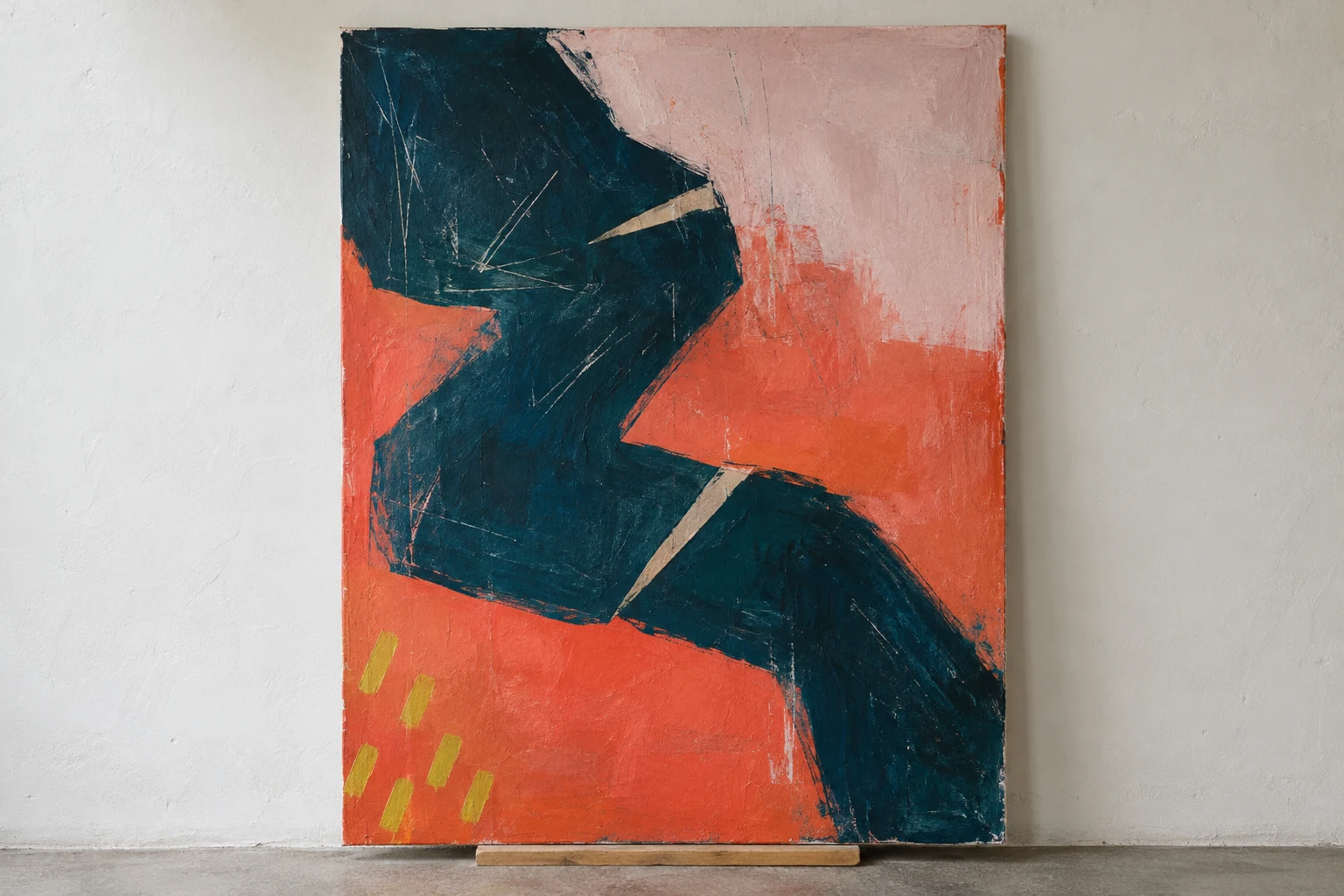 濃紺と朱、淡いピンクの色面と筆の痕跡が残る絵画