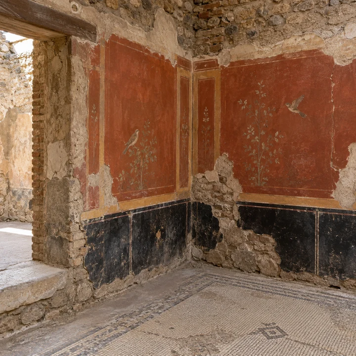 Rovine e pitture murali ispirate all’antica Roma